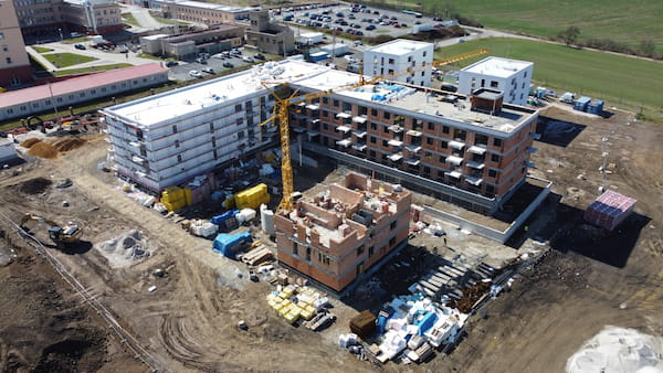 Stavba nových bytů v Hořovicích z dronu - Bydlení Hořovice