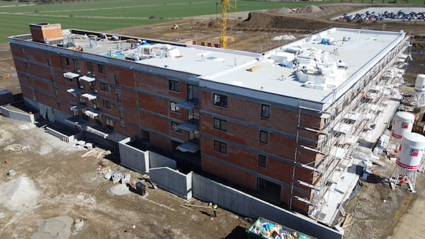 Stavba nových bytů v Hořovicích z dronu - Bydlení Hořovice